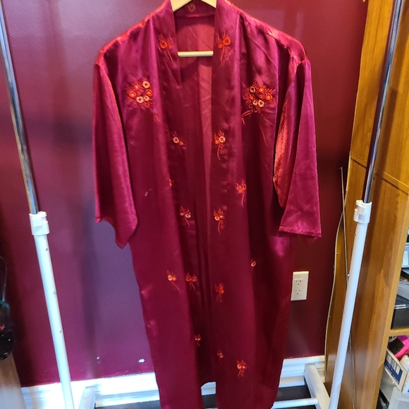 Red robe - Picture 2 of 3